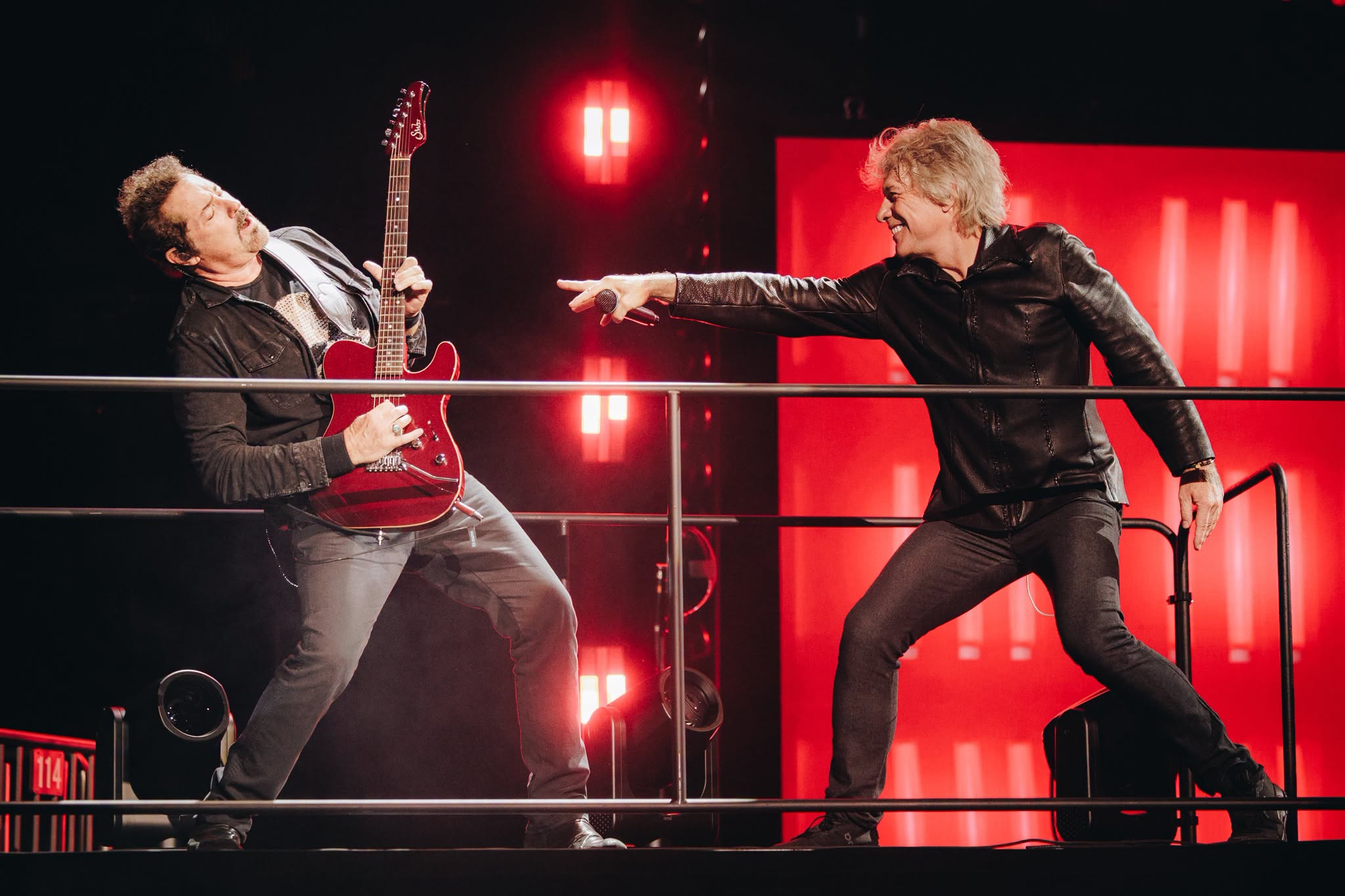  舞台上逗趣表演。( 翻攝自FB@Jon Bon Jovi）